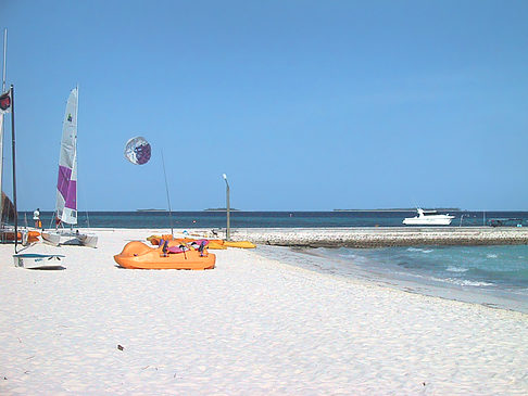 Der weiße Sandstrand der Malediven Fotos